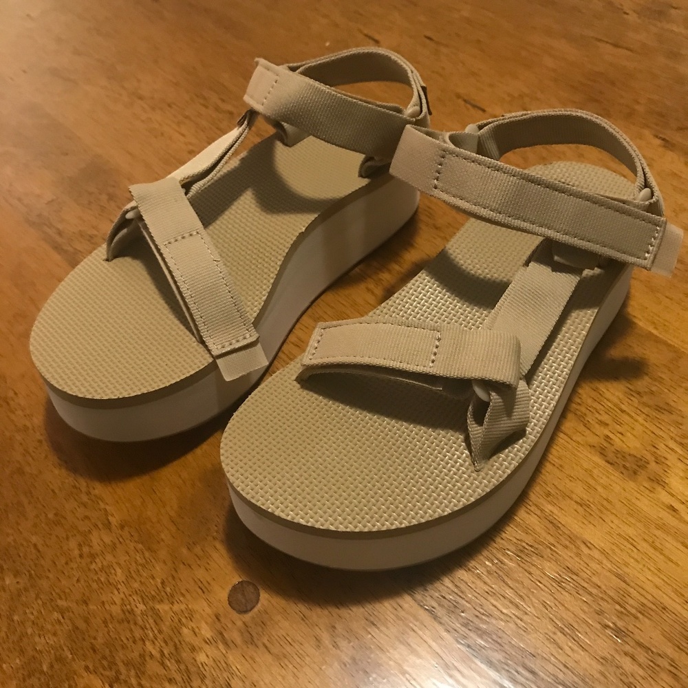 Free people Flatform Tevas— like new (tried on only)